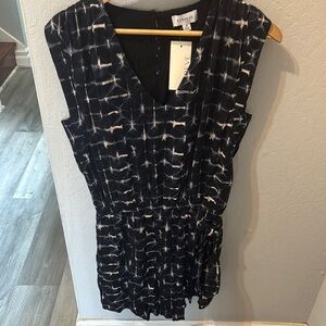 Evereve Navy and White shorts jumper